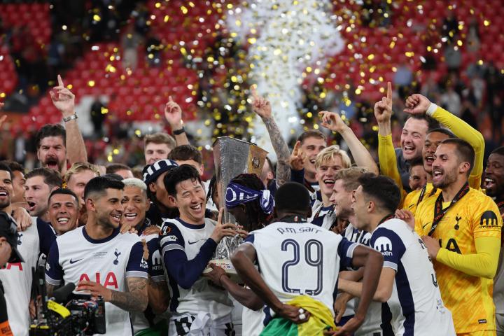 Los jugadores del Tottenham levantan la Europa League 2024-2025 tras vencer 1-0 en la final al Manchester United