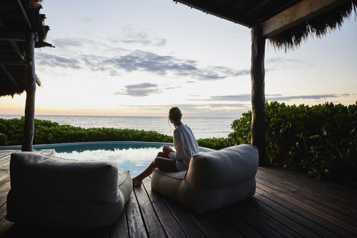 Foto de archivo de un hotel frente al mar.
