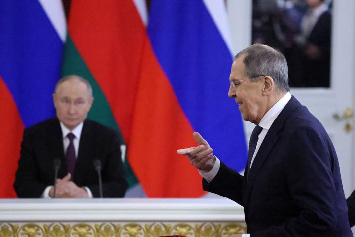 Serguéi Lavrov, delante de Putin en un encuentro