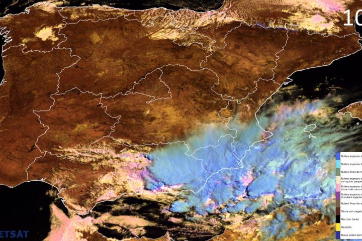 Cielo cubierto en la mitad sur, con precipitaciones a esta hora que se producen de forma dispersa en el litoral de Alicante, más generalizadas en el litoral sur de la provincia. Sin tormenta a esta hora.