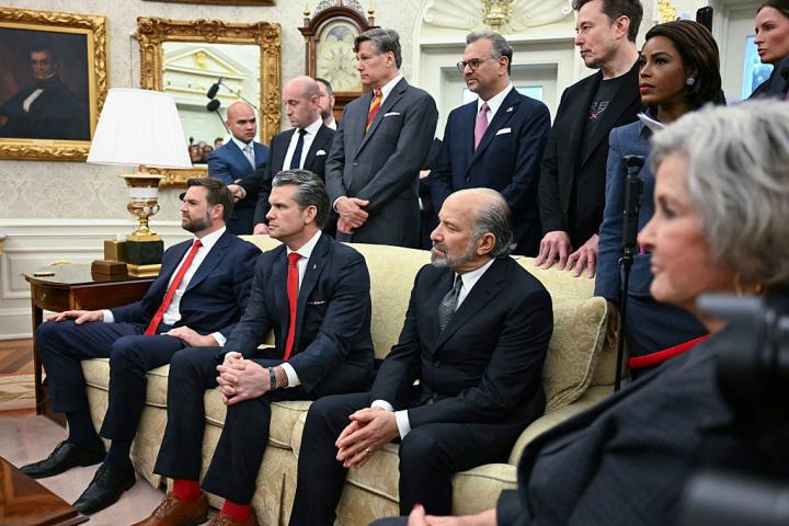 Elon Musk, a la derecha atrás, en el encuentro entre Donald Trump y Cyril Ramaphosa