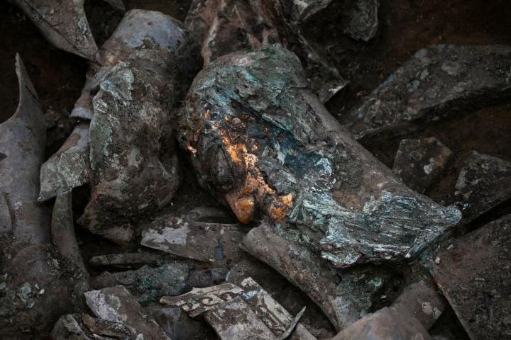 Restos de objetos bañados en oro en el yacimiento chino de Sanxingdui.