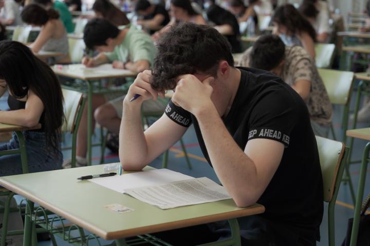 Un estudiante, concentrado, realizando su examen de selectividad, en una imagen de archivo.