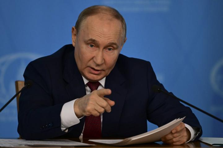 Vladimir Putin gesticula durante un discurso