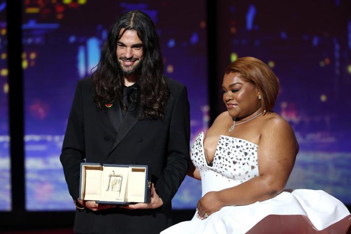 El director español, Oliver Laxe recibe el premio del jurado del festival de Cannes este domingo.