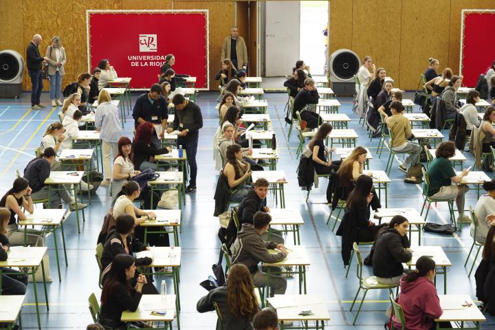 Estudiantes examinándose la selectividad en La Rioja, en una convocatoria anterior.