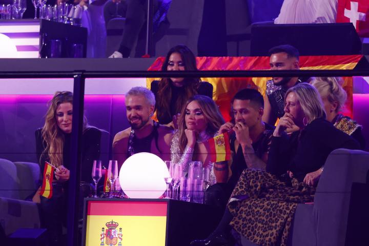 Melody con su equipo en la grada de la final de Eurovisión.