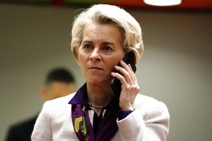 La presidenta de la Comisión Europea, Ursula von der Leyen, habla por teléfono desde Bruselas.