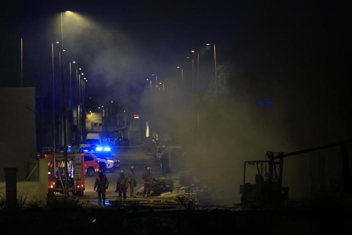 Los bomberos trabajan en el incendio de una nave en la localidad valenciana de Torrent.