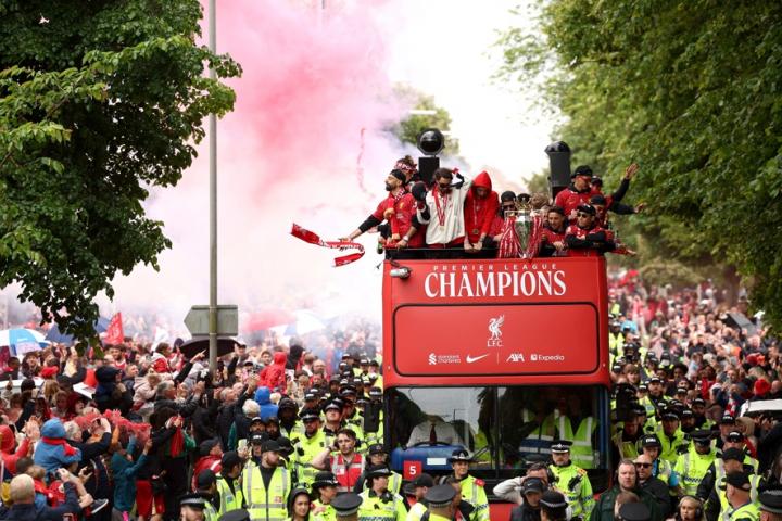Los jugadores del Liverpool celebran su título con los aficionados