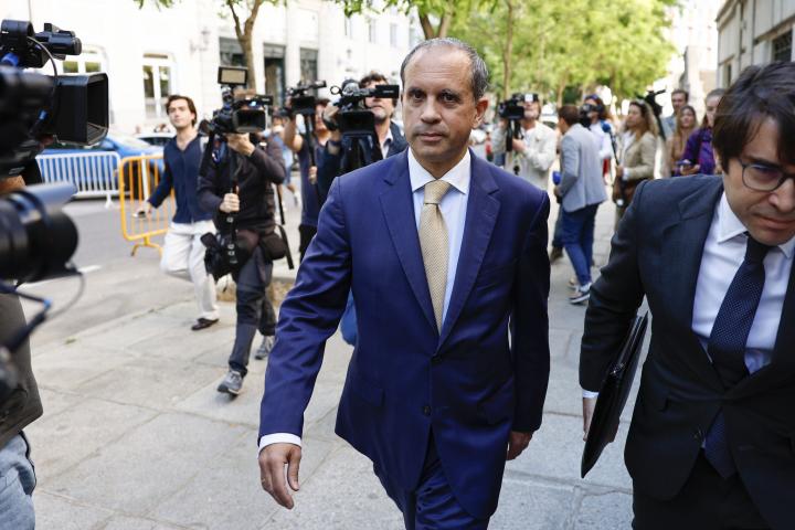 Carlos Neira (i), abogado de Alberto González Amador, pareja de la presidenta de la Comunidad de Madrid, Isabel Díaz Ayuso, sale del Tribunal Supremo, donde ha acudido para declarar como testigo ante el juez que investiga al fiscal general del Estado, Álvaro García Ortiz.