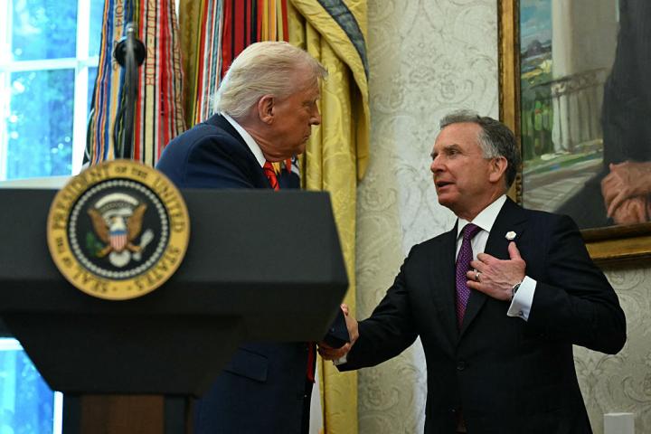Donald Trump saluda formalmente a su amigo y enviado especial Steve Witkoff en el Despacho Oval