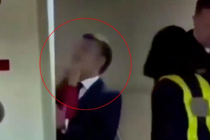 El 'manotazo' de Brigitte a Emmanuel Macron al llegar a Vietnam.