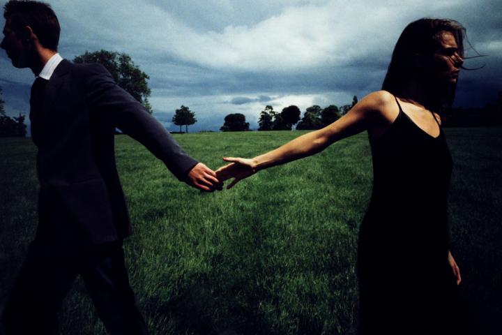 Imagen de una pareja soltándose la mano.