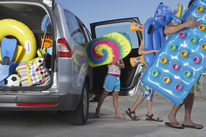 Una familia preparándose para ir a la playa.