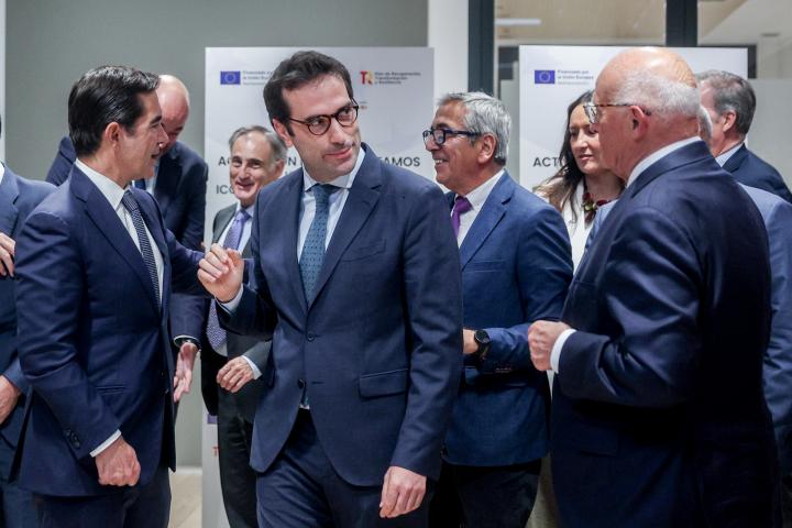 De izquierda a derecha, el CEO de BBVA, Carlos Torres; el ministro de Economía, Carlos Cuerpo; y el presidente del Banco Sabadell, Josep Oliu.