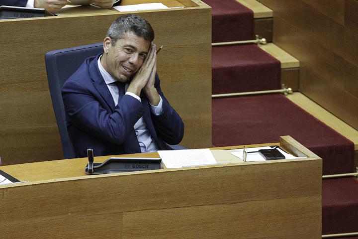 El president de la Generalitat, Carlos Mazón, en un momento del maratoniano debate para aprobar, con la ayuda de los votos de Vox, los presupuestos de 2025.