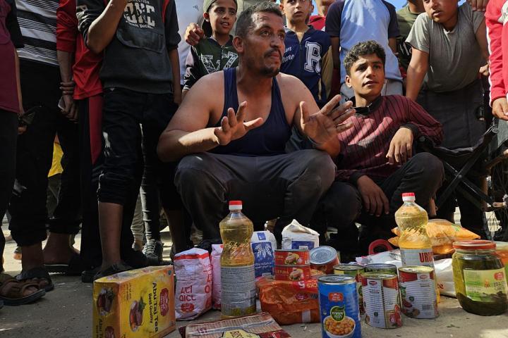 Un palestino muestra el kit de alimentación que ha recibido en Gaza.