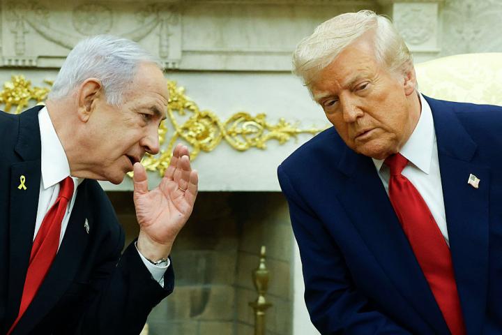 Benjamin Netanyahu conversa con Donald Trump en la Casa Blanca