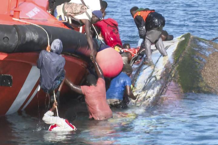 Captura del video de RTVE Canarias, del momento en el que este miércoles volcó un cayuco con unos 160 ocupantes en el puerto de La Restinga (El Hierro).