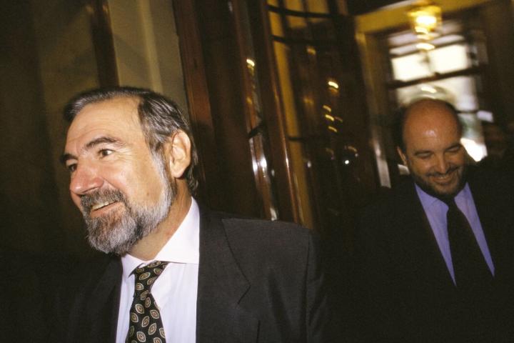 Juan Manuel Eguiagaray (PSOE), exministro de Industria, y Joaquín Almunia, en una imagen de archivo en el Congreso.