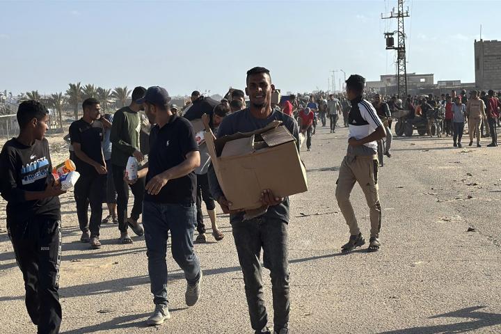 Palestinos con ayuda humanitaria en la Franja de Gaza