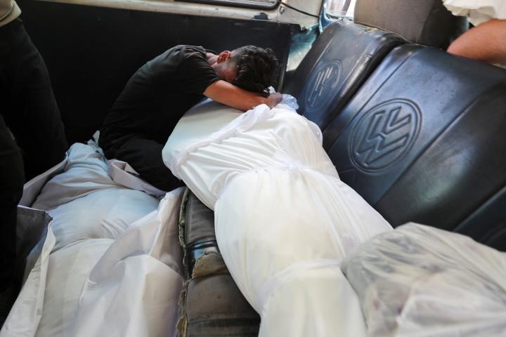 Un palestino llora a muertos en bombardeos israelíes sobre Gaza.