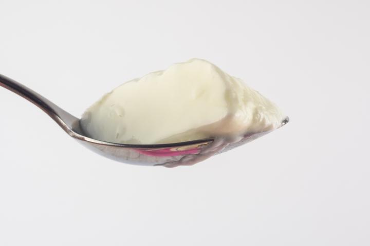 Una cuchara con yogur.