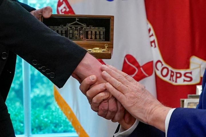 El presidente de EEUU, Donald Trump, estrecha la mano de Elon Musk este viernes en el Despacho Oval de la Casa Blanca.