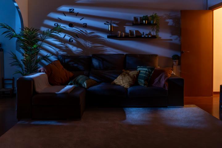 Imagen de un salón, durante la noche.