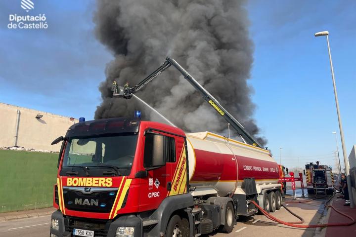 Incendio en un antiguo desguace de Almassora