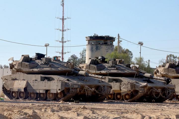 Tanques israelíes en un enclave de la Franja de Gaza este jueves