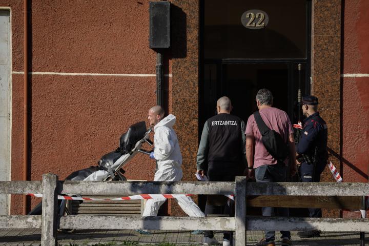 Un hombre y su hija de 13 años han resultado muertos y la madre de la menor herida en un episodio de violencia de género que se ha producido sobre las cinco horas de esta madrugada en su domicilio familiar de Bilbao. Los dos fallecidos presentaban signos de violencia supuestamente por arma blanca, y la madre de la menor y pareja del hombre ha sido trasladada a un centro sanitario para ser atendida de sus heridas. La Ertzaintza se ha hecho cargo de la investigación y se encuentra en el lugar de los hechos practicando diferentes diligencias.