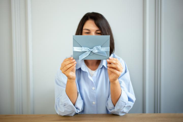 Una mujer con una invitación.