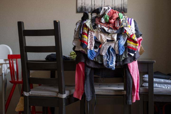 Una silla llena de ropa