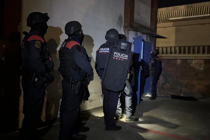 Agentes de los Mossos d'Esquadra, antes de uno de los registros practicados en el macro operativo contra redes de tráfico de drogas y armas.
