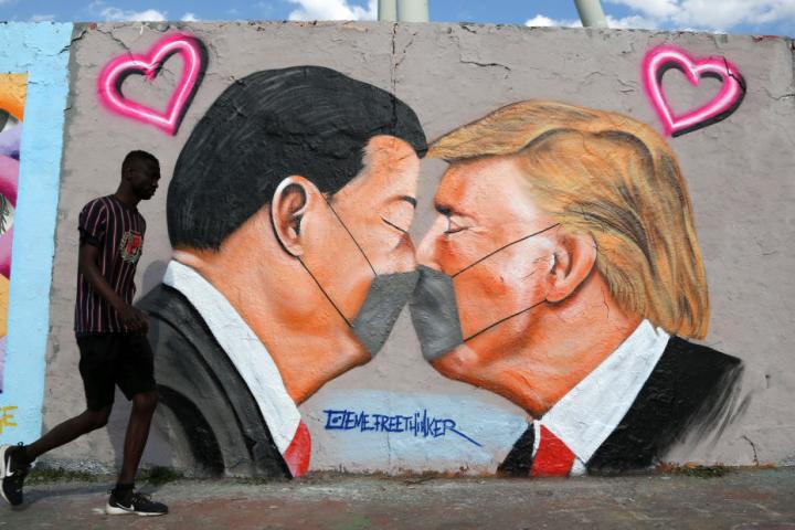 Graffiti de Xi Jinping y Donald Trump en Berlín