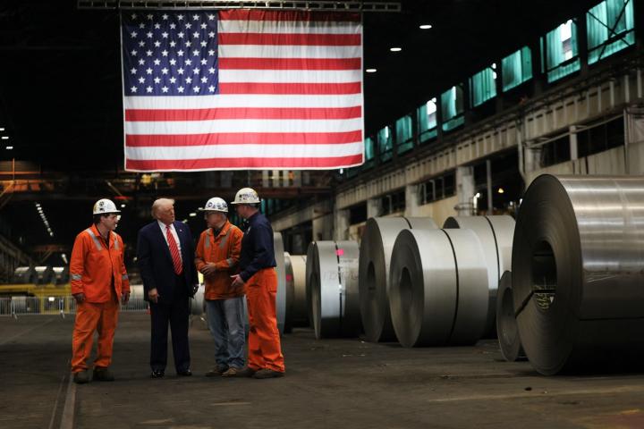 Donald Trump visita una factoría estadounidense de producción de acero.
