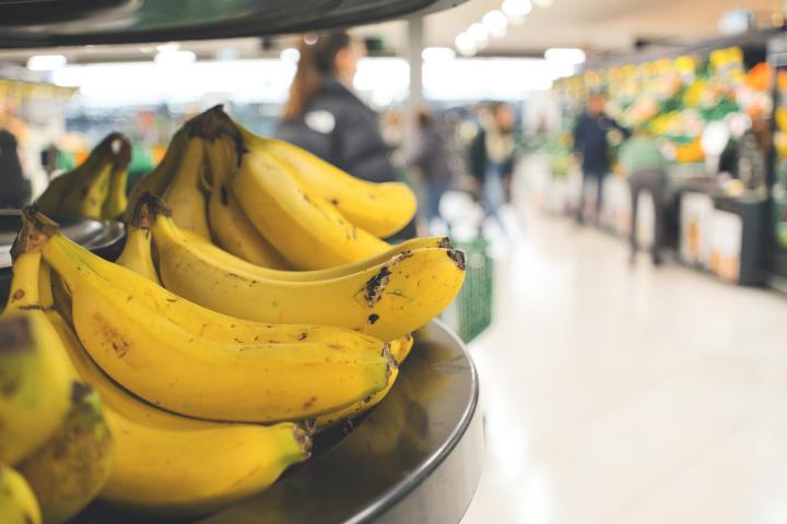 Imagen de archivo de unos plátanos en un supermercado.