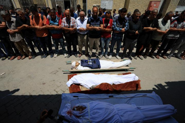 Los cuerpos de tres periodistas asesinados en un bombardeo israelí contra un hospital en el norte de Gaza.