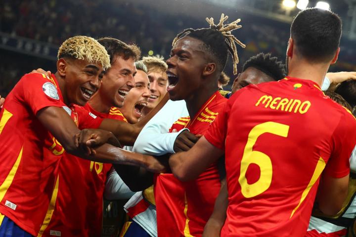 Los jugadores de la selección española celebran uno de los goles ante Francia en las semifinales de la Nations League 2025