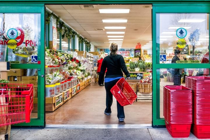 Una mujer entra en un supermercado Aldi.