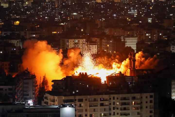 Israel ha vuelto a bombardear zonas de la capital libanesa, Beirut, en una serie de ataques contra supuestas plantas de fabricación de drones.