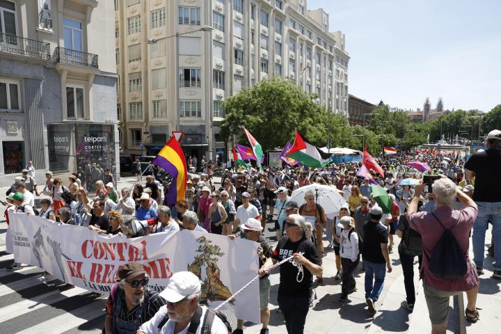 Imágenes de la manifestación a su paso por el Congreso de los Diputados.