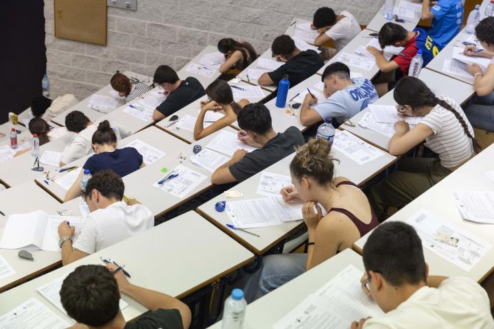 Alumnos de bachillerato, durante el examen de la PAU, este martes en el Aulario General del Campus de Espinardo de la Universidad de Murcia.
