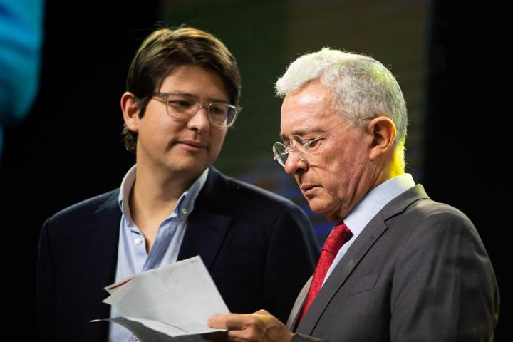 El senador colombiano Miguel Uribe Turbay junto con el expresidente de Colombia Álvaro Uribe Velez