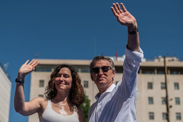 El líder del PP, Alberto Núñez Feijóo, y la presidenta madrileña, Isabel Díaz Ayuso, durante la manifestación en Plaza de España para reclamar elecciones generales adelantadas.