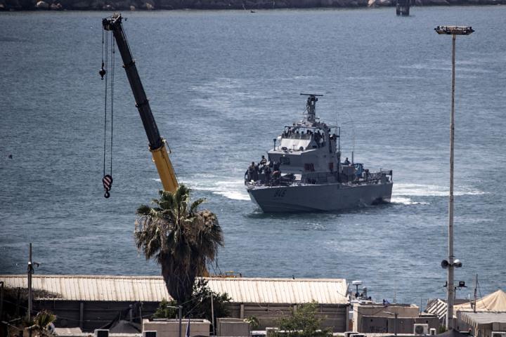 Una embarcación israelí vigila la zona por la que navegaba el Madleen