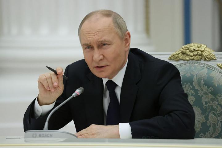 Vladimir Putin señala con atención durante uno de sus discursos