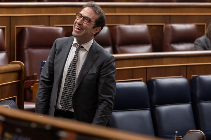 El ministro de Economía, Carlos Cuerpo, sonríe en el Congreso
